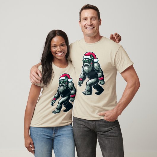 Cool Christmas Sasquatch met Santa Hat en Sungla T-shirt (Unisex)
