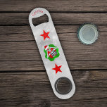 Cool Christmas Skelet Red Stars Ornamenten Circle Speed Flessenopener<br><div class="desc">Deze flesopener is wit met een patroon van verschillende cirkels en een koel skelet met ornamenten tegen zijn ogen in een kerstmuts in een golvende heldergroene en rode cirkel met een rode ster boven en onder hem. Pas jouw namen of tekst aan met de sjabloon.</div>