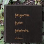 Cool Custom Gepersonaliseerd vergeven. gratis. voo Houten Kist Print<br><div class="desc">U kunt uw eigen gepersonaliseerde stijlvolle bord maken met een naam of datum onderaan en uw aangepaste korte inspirerend quote of bijbelvers. Deze minimalistische kleur op zwart in de moderne typografie is een Christelijk geloofscitaat, "Vergeven. Vrij. Voor altijd." Dit inspirerend spirituele citaat verwijst naar de vergeving en de vrijheid die...</div>