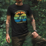 Cool Custom Tropical Beach Trip Palmbomen Zwart T-shirt<br><div class="desc">Deze coole gepersonaliseerde tropische strandzonsondergang T-shirts zijn voorzien van 3 palmbomen die zijn gesilhouet tegen een oranje en blauwe lucht met geel en groen aan de kust. Personaliseer voor een geweldige familiereis keepsake-t - shirts voor uw kustvakantie deze voorjaarsvakantie of zomervakantie of oceaancruisevakantie.</div>