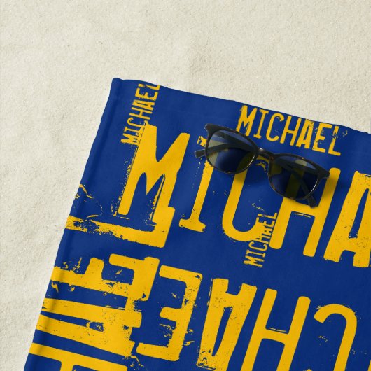 Cool&Custom Typography Gele namen op blauw Strandlaken (In situ)