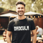 Cool DADCULA Drippy Script Fun Dad's Halloween T-shirt<br><div class="desc">Omarm je innerlijke coole DADCULA! 🎃 Pas dit leuke Halloween t-shirt aan met je eigen twist. Maak je klaar voor spooky vampier stijl! Bijpassende familie shirten voor Momster,  kleine boo etc beschikbaar. 👻 #CoolDaddyTee #HalloweenFun #DadsCostume #Dadcula</div>