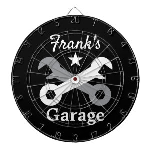 Cool dartbord voor garage van automonteur en manca