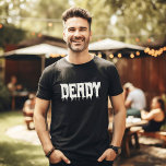 Cool DEADY Drippy Script Fun Daddy's Halloween T-shirt<br><div class="desc">Omarm je innerlijke coole DEADY! 🎃 Pas dit leuke Halloween t-shirt aan met je eigen twist. Maak je klaar voor spookachtige stijl! Bijpassende familie shirten voor Momster,  kleine boo etc beschikbaar. 👻 #CoolDaddyTee #HalloweenFun #DadsCostume</div>