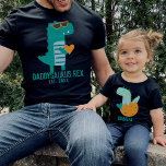 Cool Dino Daddysaurus Rex Nieuw Papa Vaderdag T-shirt<br><div class="desc">tekstontwerp met een coole moderne blauwgroen T-rex in een zonnebril met een hart,  cadeau voor Vaderdag,  Verjaardag of Kerstmis. Zoek een bijpassend kinder dinosaurus shirt in mijn collectie "papa en mij design".</div>