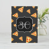 Cool en pret pizzapatroon Monogram Uitnodiging (Staand voorkant)