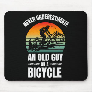 Cool Fietsen Onderschat Nooit Een Oude Man Op Een Muismat