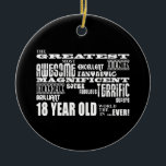 Cool Fun 18th Birthday Party Greatest 18 Year Old Keramisch Ornament<br><div class="desc">'De meest geweldige fantastische fantastische fantastische geweldige geweldige geweldige geweldige geweldige geweldige geweldige, geweldige, geweldige achttienjarige ter wereld ... .ever!" is een cool modern geschenk voor leuke achttienjarigen : voorgesteld in een combinatie van altijd modieus zwart en klassiek, stijlvol wit in een stedenrots en rolattitute van lettertypen en meer lettertypen....</div>