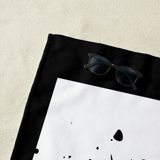 Cool Fun Black White Monogram Modern Strandlaken (In situ)