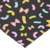 Cool fun pasta macaroni kleurrijk patroon op zwart tafelkleed (Gekanteld)