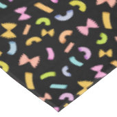 Cool fun pasta macaroni kleurrijk patroon op zwart tafelkleed (Gekanteld)