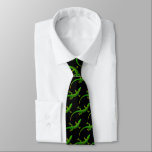 Cool Gecko Lizard Mannen Natuur Pattern Stropdas<br><div class="desc">Koele groene nectarten die zijn ontworpen met een tralibergekko-hagedis over een geheel patroon met zwarte inktvissen op een zwarte achtergrond voor de ultieme koelfactor. Het maakt een groot uitvoerend cadeau of stropdas voor vader.</div>