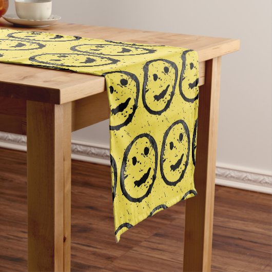 Cool Geproduceerd Gelukkig glimlachend gele gezich Korte Tafelloper (Voorbeeld)