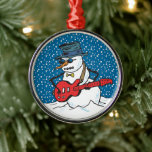 Cool Guitarist Snowman Ornamenten<br><div class="desc">Deze kerstversiering is voorzien van een coole sneeuwman met schoppen en gitaar in de sneeuw. Dit ornament zou er geweldig uitzien uit je kerstboom, uit je achterste uitzicht spiegel, of als een plafondventilator. Voeg een langer koord toe en draag het als bediende. Maakt een groot geschenk of een opbergstuffer voor...</div>