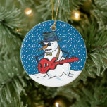 Cool Guitarist Snowman Ornamenten<br><div class="desc">Deze kerstversiering is voorzien van een coole sneeuwman met schoppen en gitaar in de sneeuw. Dit ornament zou er geweldig uitzien uit je kerstboom, uit je achterste uitzicht spiegel, of als een plafondventilator. Voeg een langer koord toe en draag het als bediende. Maakt een groot geschenk of een opbergstuffer voor...</div>