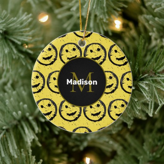 Cool Happy Smiling face pattern yellow Monogram Keramisch Ornament (Boom)