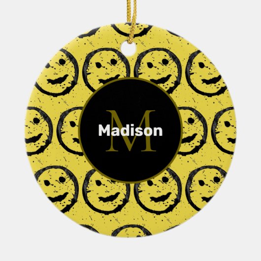Cool Happy Smiling face pattern yellow Monogram Keramisch Ornament (Voorkant)