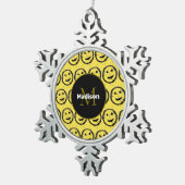 Cool Happy Smiling face pattern yellow Monogram Tin Sneeuwvlok Ornament (Rechts)