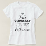 Cool Ik verander mijn achternaam typografie T-shirt<br><div class="desc">Elegant ontwerp voor een bruid-to-be! Gebruik het gereedschap Aanpassen om een naam/initialen toe te voegen. Zie ook mijn Passen getrouwd Cadeaus Collectie!</div>