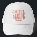 Cool It's Me Hi I'm the Bride It Me Gepersonalisee Trucker Pet<br><div class="desc">Introductie van de Cool It's Me Hi I'm the Bride It's Me Gepersonaliseerde Trucker Hat - een trendy en schattig accessoire in een heerlijke perzik koraal roze tint dat de essentie van uw bruid tijdperk vastlegt. Deze gepersonaliseerde trucker hoed is niet alleen een mode statement, maar een symbool van uw...</div>