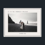 Cool Ivory foto bruiloft dank u Briefkaart<br><div class="desc">Persoonlijke, stijlvolle, moderne, moderne koele ivoorfoto bruiloft Foto's Foto's met elegante en minimalistische sans-serif lettertypen, aangepaste foto's, paar namen, adres van afzender, trouwdatum en -locatie, websitelink voor uitnodiging om te volgen, volledig aanpasbare achtergrond en een vettige, coole zwarte rand (optioneel). Pas uw dank aan u kaart die verschillende achtergronden van...</div>