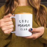 Cool Mama Club | Modern Stylish Mam Moederdag Koffiemok<br><div class="desc">Eenvoudige, stijlvolle 'coole mama club' citeert een kunstontwerp in een moderne, minimalistische typografie met een trendy handgeschreven script font. Het perfecte cadeau voor je coole moeder op haar verjaardag of Moederdag! De slogan kan gemakkelijk gepersonaliseerd worden met je eigen ontwerp, je kunt de slogan veranderen in "coole moeders club" of...</div>