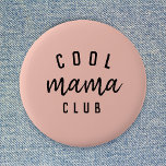 Cool Mama Club | Moderne perachy roze Moederdag Ronde Button 5,7 Cm<br><div class="desc">Eenvoudige, stijlvolle 'coole 'mama club' citeert een kunstontwerp in een moderne, minimalistische typografie met een trendy handgeschreven scriptlettertype op een perachy roze pastelachtergrond. Het perfecte cadeau voor je coole moeder op haar verjaardag of Moederdag! De slogan kan gemakkelijk gepersonaliseerd worden met je eigen ontwerp, bijvoorbeeld je zou de slogan kunnen...</div>