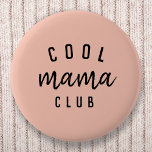 Cool Mama Club | Moderne perachy roze Moederdag Ronde Button 5,7 Cm<br><div class="desc">Eenvoudige, stijlvolle 'coole 'mama club' citeert een kunstontwerp in een moderne, minimalistische typografie met een trendy handgeschreven scriptlettertype op een perachy roze pastelachtergrond. Het perfecte cadeau voor je coole moeder op haar verjaardag of Moederdag! De slogan kan gemakkelijk gepersonaliseerd worden met je eigen ontwerp, bijvoorbeeld je zou de slogan kunnen...</div>