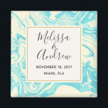 Cool Marble Design in Turquoise en Cream Wedding Magneet<br><div class="desc">A sla de datumherinnering of een eenvoudig herdenkingsobject op. Een stijlvolle en verfijnde trouwmagneet met een elegant faux marmer patroon met zwenkende kleuren in turquoise blue en crème kleuren. Gelaagde boven boven is een roomkleurig lijst met een gouden rand met je trouwgegevens erin.</div>