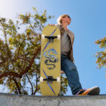 Cool Modern Blue Dragon Lightning Bolts Persoonlijk Skateboard<br><div class="desc">Maak je klaar voor het schaats park en breng je bord met deze gouden achtergrond en een zilverblauwe draken met blauwe bliksemschicht op de boven- en onderkant van het bord.</div>