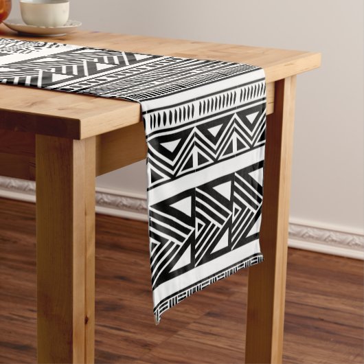 Cool Modern Boho Black en White Pattern Strips Korte Tafelloper (Voorbeeld)
