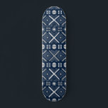 Cool Modern Geometric Tribal Blue Silver Pattern Persoonlijk Skateboard<br><div class="desc">Cool Modern Geometric Tribal Blue Silver Pattern Skateboard is voorzien van een modern,  zilver geometrisch stampatroon op een blauwe achtergrond. Ontworpen door ©Evco Studio www.zazzle.com/store/evcostudio</div>