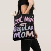 Cool Mom Humor ontwerp | Grappige moeder cadeau Tote Bag (Dichtbij)