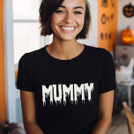 Cool Mummy Drippy Script Grappige Mam's Halloween T-shirt<br><div class="desc">Omarm je innerlijke coole mama! 🎃 Pas dit leuke Halloween t-shirt aan met je eigen twist. Maak je klaar voor spookachtige stijl! 👻 #CoolMummyTee #HalloweenFun #MomsCostume</div>