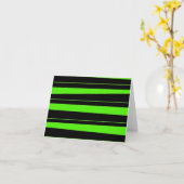 Cool Neon Lime Groen en Zwart Gestreept Patroon Kaart (Gele Bloem)
