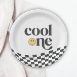 Cool One Boy's First Birthday Checkered Retro Papieren Bordje<br><div class="desc">Een coole kerel is er een aan het draaien! Vier uw kleine jongens grote dag in stijl met onze retro geruite happy face wegwerp borden,  met golvende dampers en een rad happy gezicht.</div>