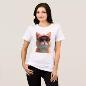 Cool orange cat wearing sunglasses and a pink base Tri-Blend shirt (Voorkant volledig)