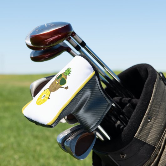 Cool Pineapple Dude Rolling op een ananas Ring Golfheadcover (Insitu)