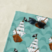 Cool Pirate skull en schepen voegen naam toe Strandlaken (In situ)