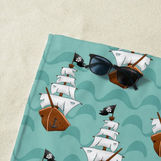 Cool Pirate skull en schepen voegen naam toe Strandlaken (In situ)