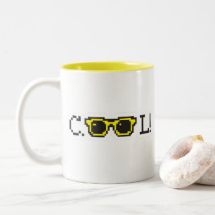 Cool Pixel Zonnebril Typografie – Retro Y2K Tweekleurige Koffiemok