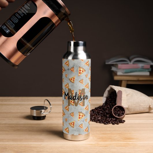 Cool pizza snijdt  grijs patroon Monogram Waterfles (Koffie)