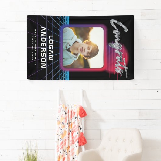 Cool Retro 80's Synthwave New Wave Afstudeerder Pa Spandoek (Insitu)