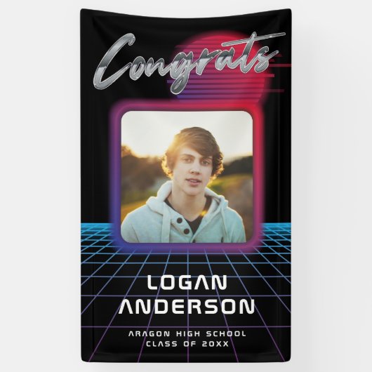 Cool Retro 80's Synthwave New Wave Afstudeerder Pa Spandoek (Verticaal)