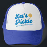Cool Retro Laten we gepersonaliseerde pickleball Trucker Pet<br><div class="desc">Super leuk pickleball pet met "Let's Pickle" in een koel blauw lettertype en uw aangepaste tekst. Voeg een spelersnaam, de naam van de pickleball club, een grappig gezegde, enz. Maakt het perfecte geschenk / aandenken voor een pickleball party of toernooi of pickleball speciaal evenement. Ontvang passende petten voor je team...</div>
