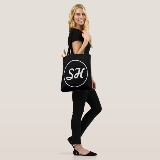 Cool Retro-modern stijlmonogram | Zwart-wit Tote Bag (Op model)