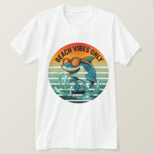 Cool Retro Shark met zonnebril – Beach Vibes Only T-shirt