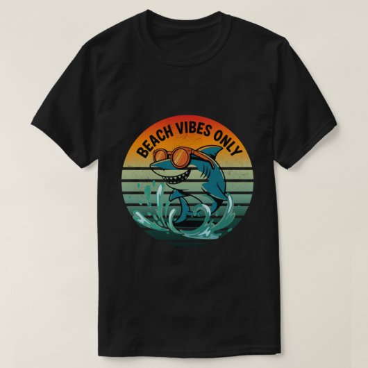 Cool Retro Shark met zonnebril – Beach Vibes Only T-shirt (Design voorkant)