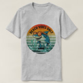 Cool Retro Shark met zonnebril – Beach Vibes Only T-shirt (Design voorkant)