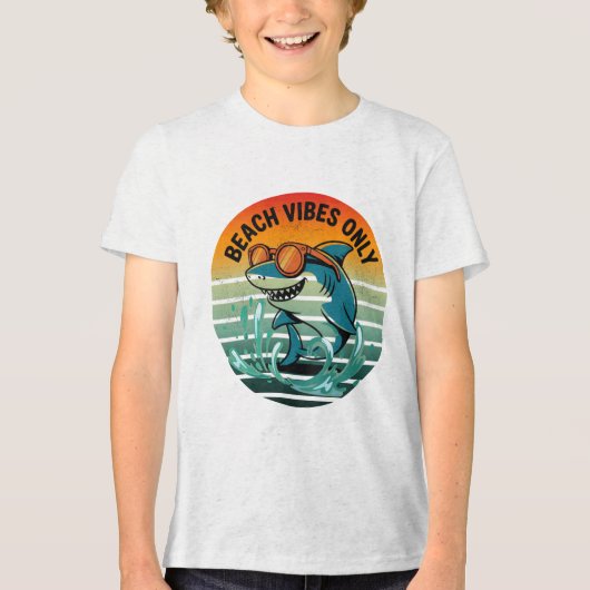 Cool Retro Shark met zonnebril – Beach Vibes Only Tri-Blend Shirt (Voorkant)